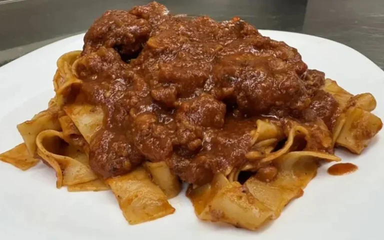 Frittata di maccheroni in agrodolce, un piatto tradizionale italiano reinventato.