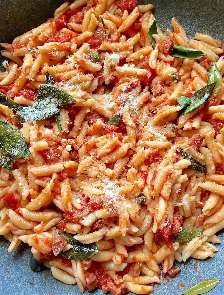 Piatto di Gnocchetti Sardi con salsiccia stagionata salata