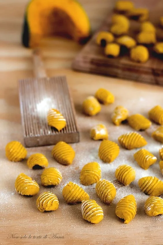 Piatto di gnocchi di zucca serviti con salsa di burro e salvia