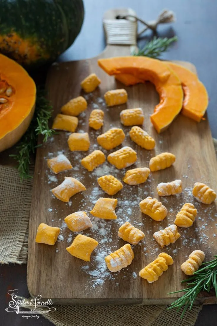 Gnocchi di zucca fatti in casa serviti con burro e salvia.