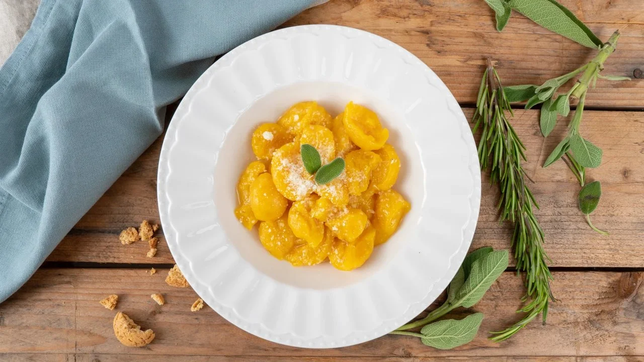 Gnocchi di zucca furbi serviti con salsa di burro e salvia