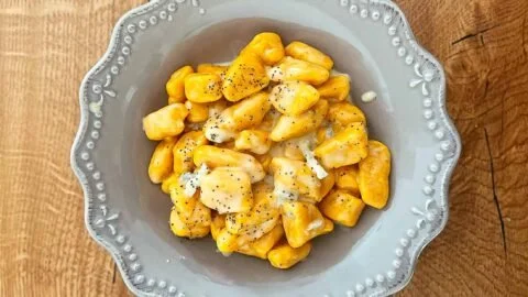 Piatto di gnocchi di zucca preparati seguendo la ricetta della nonna.