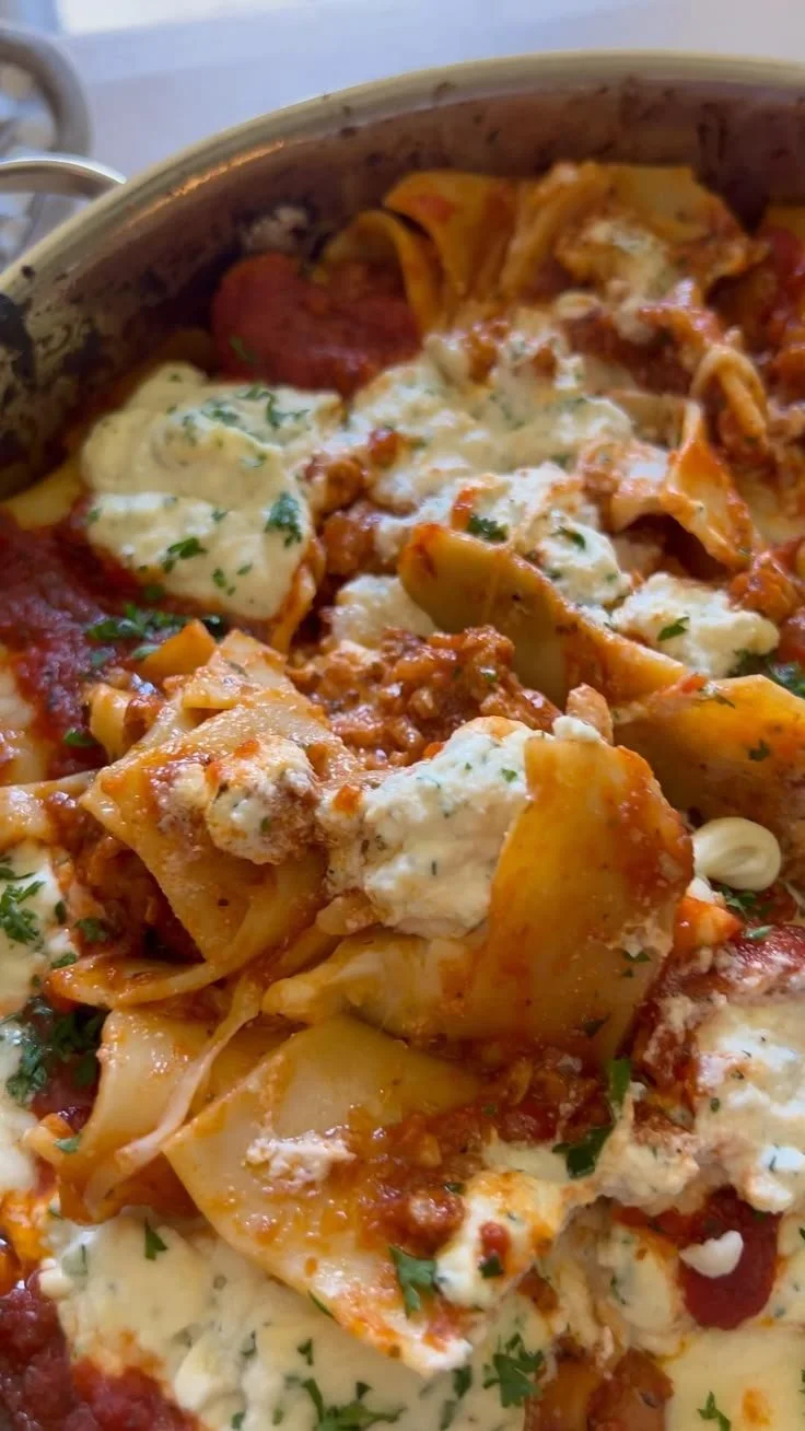 Lasagna decostruita pigra con ingredienti tipici per un piatto gustoso.