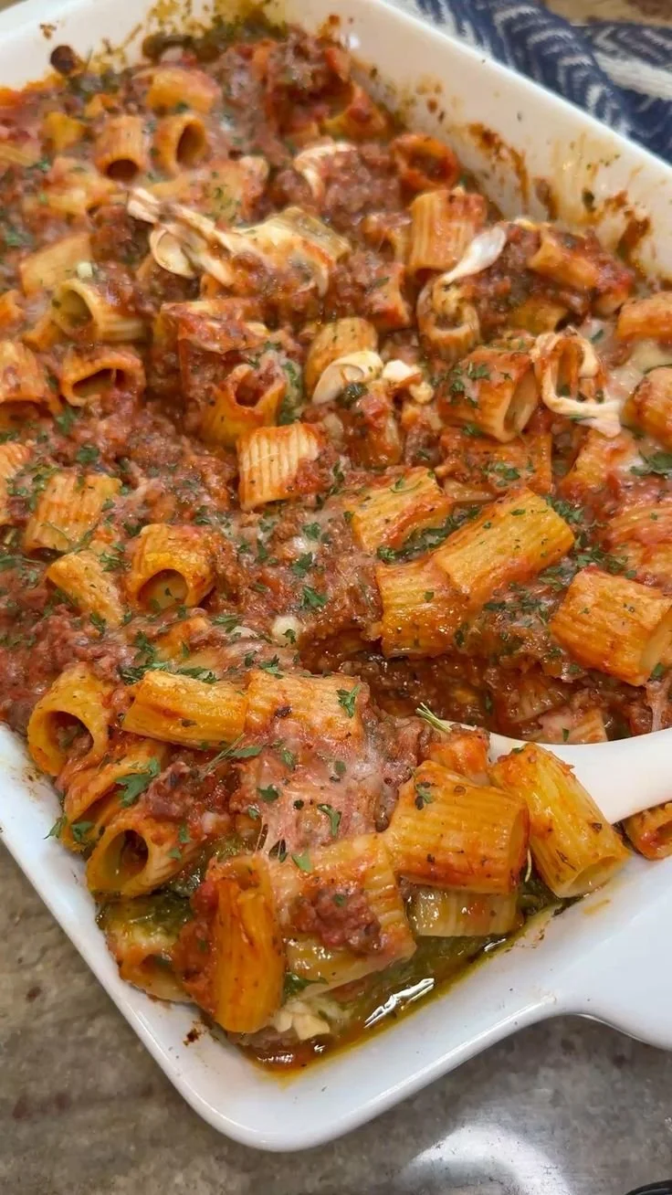 Pasta al Forno al Tramonto Italiano servita con contorni colorati