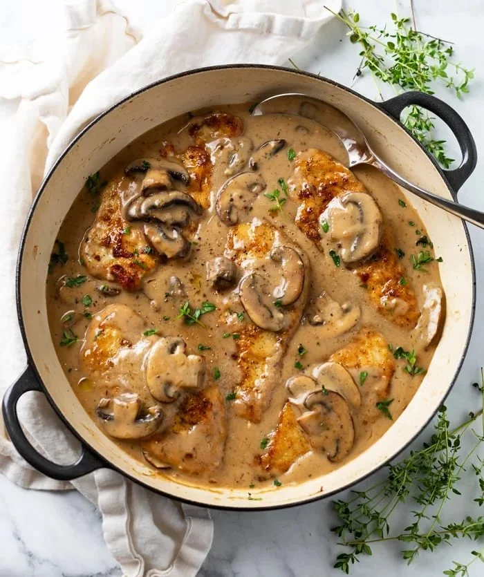 Piatto di Pollo ai Funghi con contorni freschi e invitanti.
