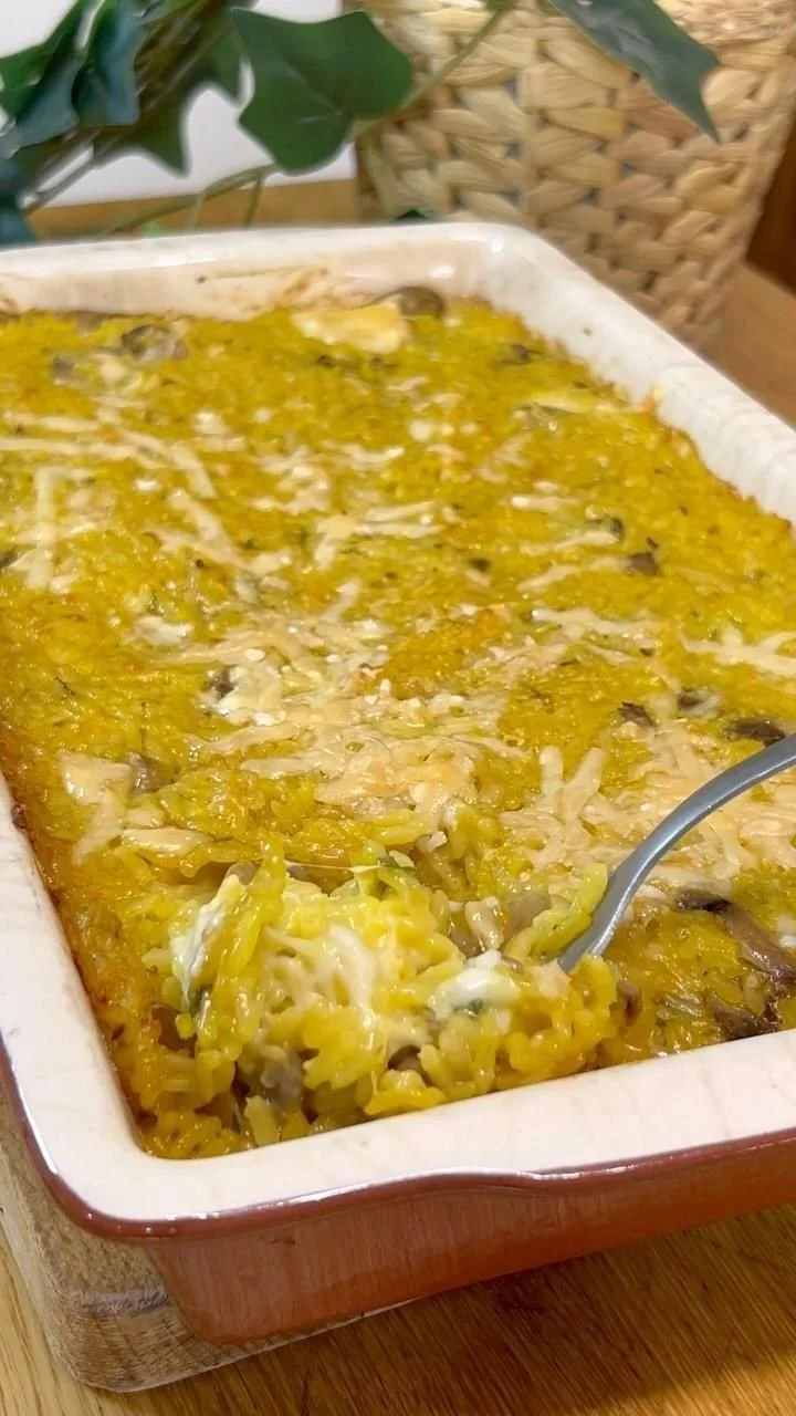Risotto ai funghi gratinato, un piatto cremoso e saporito da gustare.