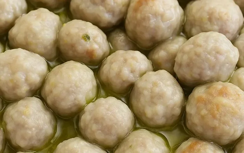 Sformato di patate con sorpresa appena sfornato, piatto appetitoso e creativo.