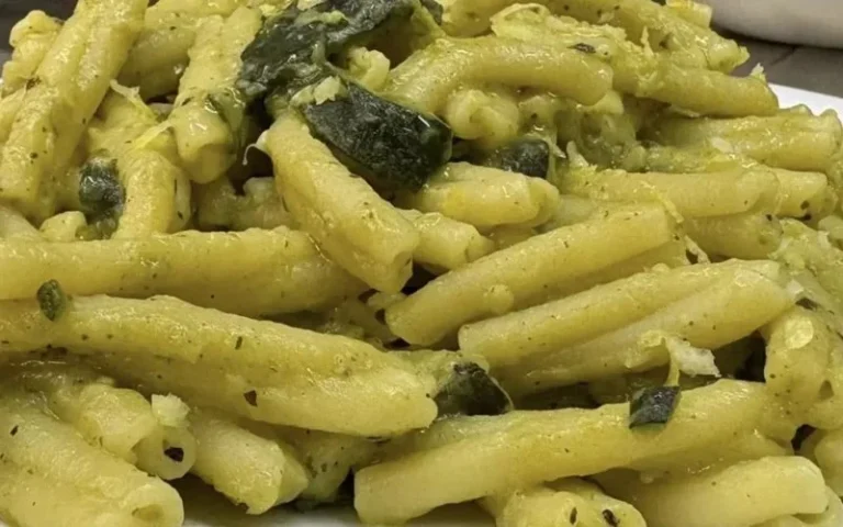 Spaghetti alla marinara con pomodoro fresco e frutti di mare.