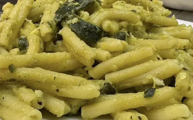 Spaghetti alla marinara con pomodoro fresco e frutti di mare.