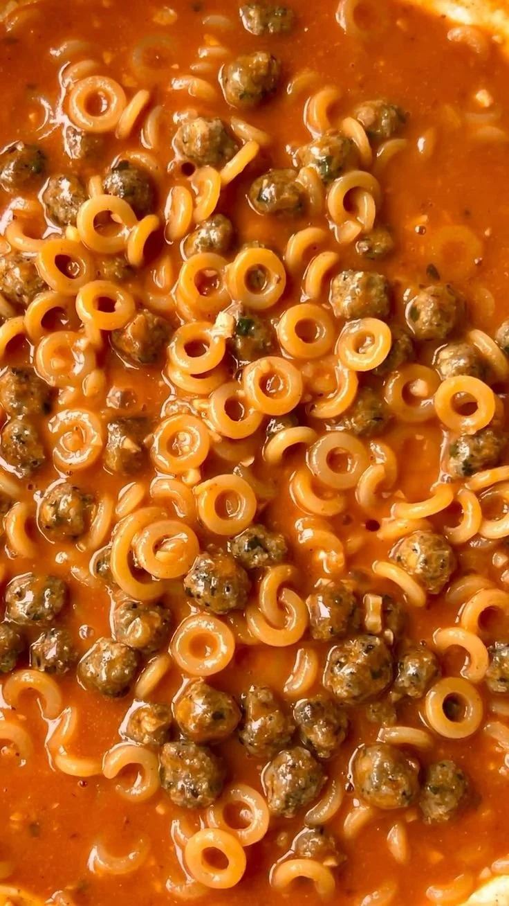SpaghettiOs fatti in casa con mini polpette in un piatto colorato