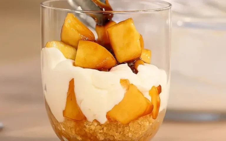 Fetta di torta al nocino decorata con noci e sciroppo al nocino