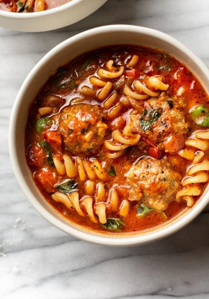 Zuppa di polpette italiane servita in una ciotola con pane fresco