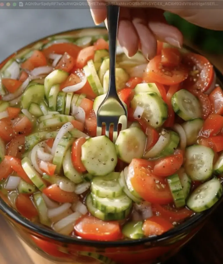 Cetrioli, Cipolle e Pomodori Marinati: un’insalata fresca, semplice e piena di sapore